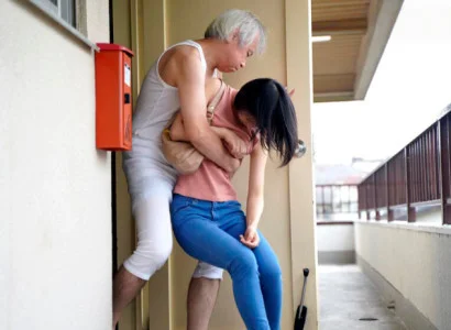 Cô dâu mới cưới bị bố chồng già cưỡng bức