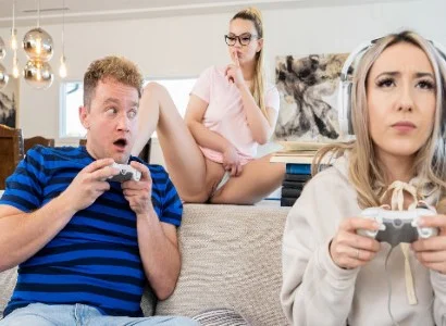 cô ấy mải mê chơi game khiến bạn thân nhân cơ hội cướp người yêu