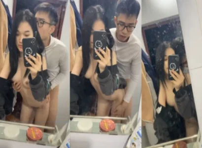 Hai bạn sinh viên chịch nhau trước gương