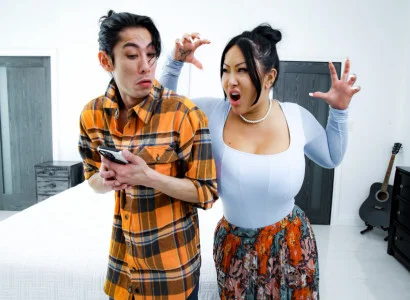 Đứa con trai đưa mẹ kế xăm trổ hàng múp đạt cực khoái